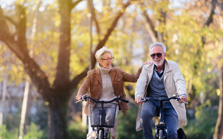 man vrouw op de fiets park