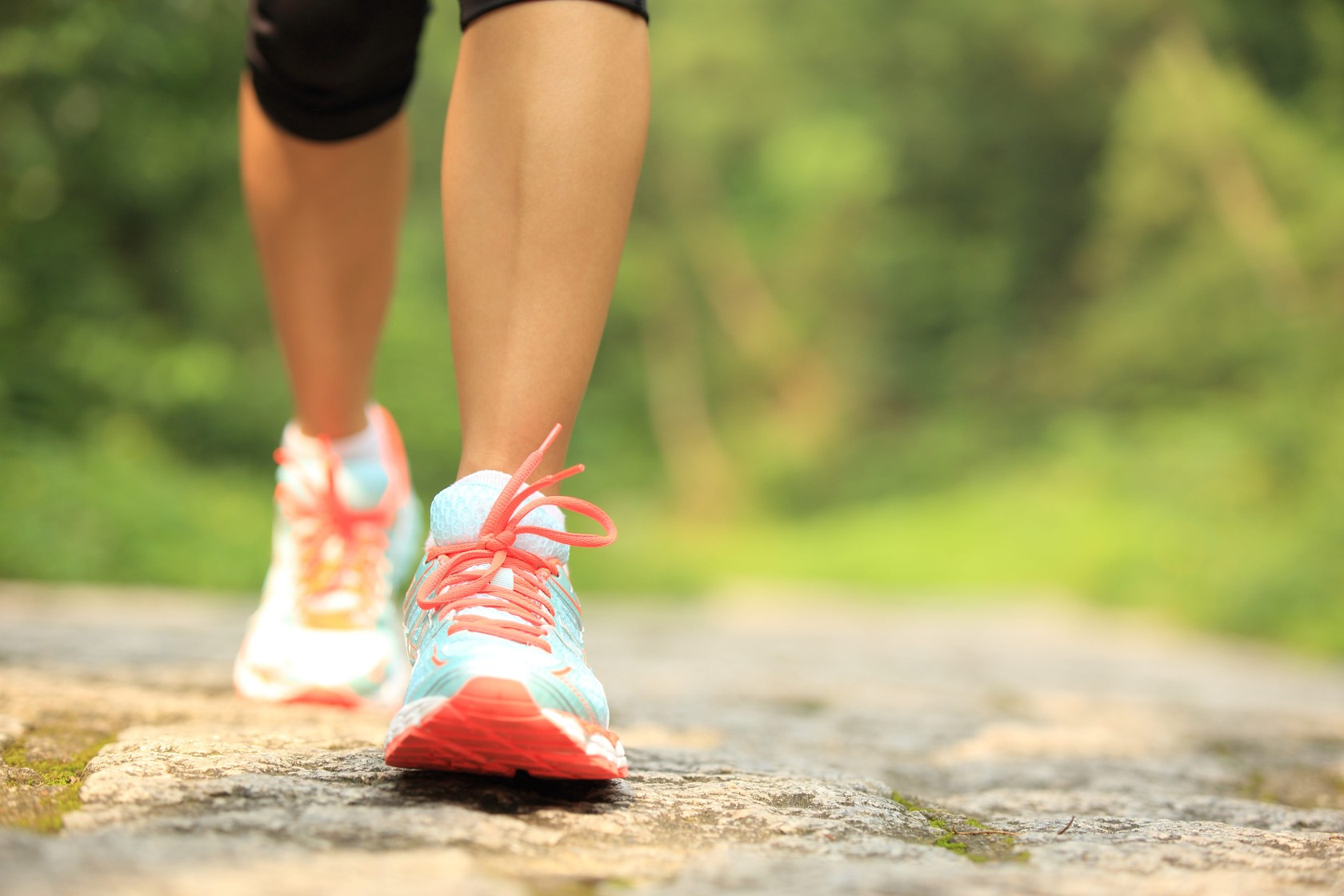Wandelen in de natuur, sportschoenen, sneakers