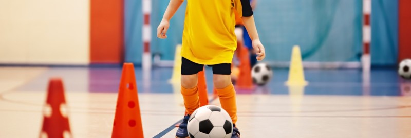 Kind voetbal in zaal.jpg