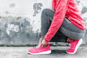 Strikken van gymschoenen sneakers,