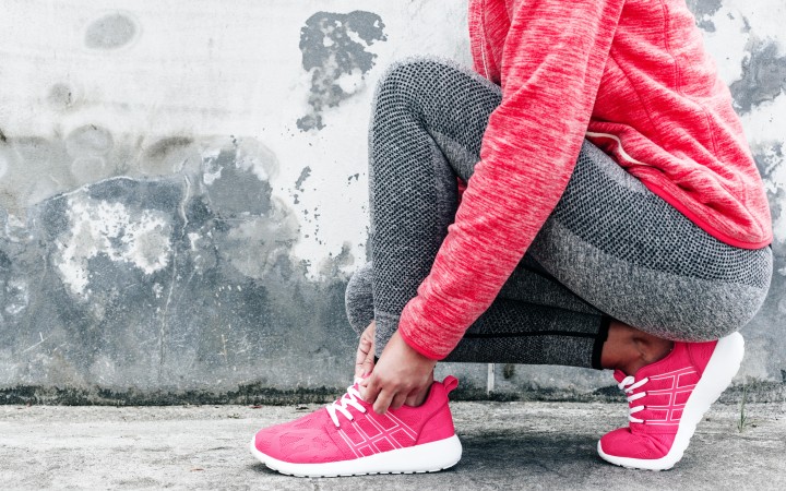 Strikken van gymschoenen sneakers,